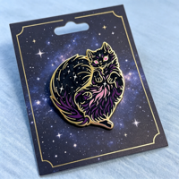 Badge de revers en métal personnalisé en usine, émail dur spécial, motif tourbillon de poudre nacrée, sérigraphie, chat noir galaxie