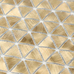 Carrelage mural triangulaire en mosaïque de mailles d'aluminium doré brillant effet gravité - Product Image 4