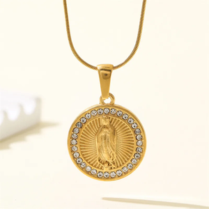Collar de Acero Inoxidable Chapado en Oro de 18K con Colgante de la Virgen María con Incrustaciones de Diamantes en Relieve y Cadena de Espina de Serpiente para Uso Diario de Mujeres - Product Image 1