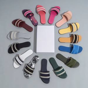 <span class=keywords><strong>Sandali</strong></span> di design all'ingrosso pantofole con ricamo spiaggia piatta <span class=keywords><strong>sandali</strong></span> di lusso da donna di design di lusso pantofole da donna - Product Image 1