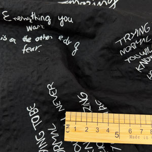 ผ้าฝ้ายทอสีดำขาว พิมพ์ลายคำ<span class=keywords><strong>คม</strong></span>เขียนด้วยลายมือ ผ้ากันยับ ไม่ต้องรีด ขนาด 50/52 นิ้ว 80 กรัม สำหรับเด็กชายและเด็กหญิง - Product Image 1