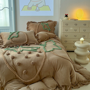Copripiumino fragola ricamato in velluto di latte imbottito caldo cartone animato dormitorio per studenti doppio inverno Set biancheria da letto 4 pezzi - Product Image 2