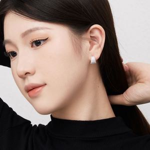 Boucles d'oreilles créoles en forme de U Dylam personnalisées en argent S925 plaqué rhodium, bijoux de mode raffinés avec zircone cubique 5A - Product Image 3