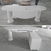 Bureau moderne de clinique de médecin Table à surface solide blanche incurvée pour l'hôpital Conception de table de cabine de bureau d'entreprise médicale