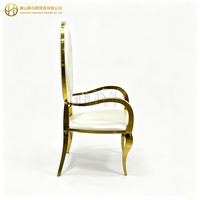 Chaise de mariage de luxe élégante en acier inoxydable doré avec dossier ovale capitonné en cristal et accoudoirs, idéale pour la location événementielle