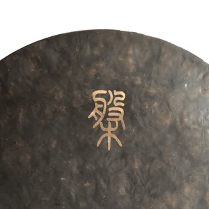 Servicio OEM 26 pulgadas tono tierra Gong chino sinfónico Gong puro hecho a mano Gong tradicional fabricantes de instrumentos de percusión - Product Image 3