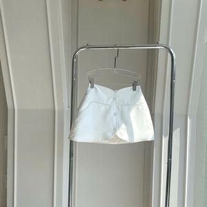 Coshe Alice Jupe courte décontractée à boutons brodés sur le devant pour femme Forme féminine Matériau doux et respirant Fabriqué en été - Product Image 1