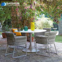 Ensemble de table et de chaises de salle à manger d'extérieur en métal durable et moderne pour villa, jardin, cour, hôtel et restaurant