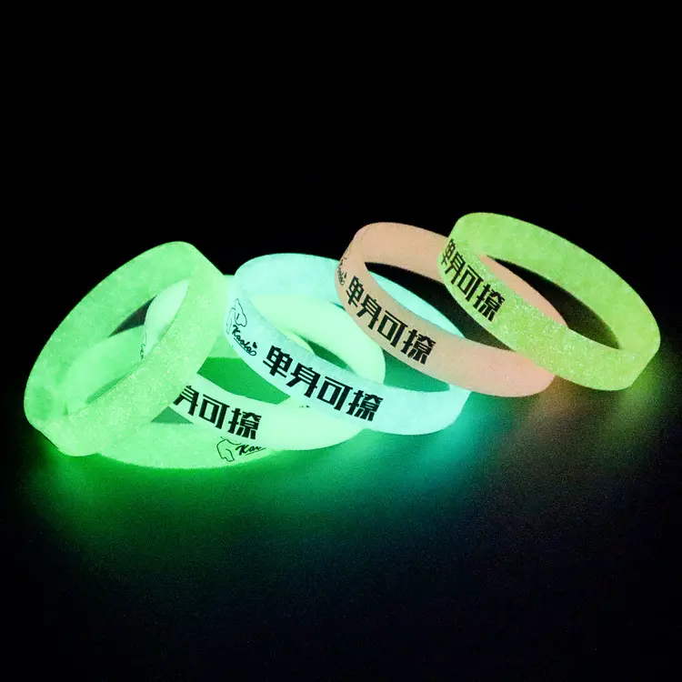 Bracelets rougeoyants promotionnels Bracelets lumineux en silicone personnalisés qui brillent dans l'obscurité pour les bracelets lumineux de fête de basket-ball