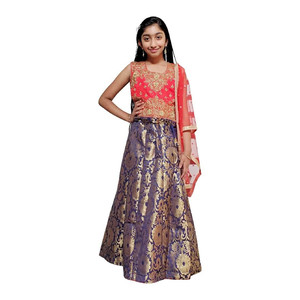 Top Lehenga in Broccato Ricamato a Mano per Ragazze - Product Image 1