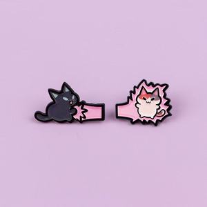 Pin Logam Grosir Motif Kartun Kucing & Ikan, Bros Kreatif Cetak UV Logam, Pin Pasangan Hewan untuk Pakaian, Tas & Ransel - Product Image 1