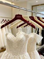 Cintre de luxe antidérapant en velours floqué beige et rouge, personnalisable avec logo, pour robe de mariée, boutique de robes de mariée, présentoir de robes