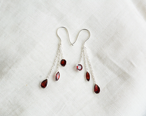 Boucles d'oreilles cascade en argent sterling avec grenat multi-coupes, style tendance, boucles d'oreilles cascade à la mode en vente - Product Image 1