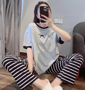 Set di abiti da casa estivi per ragazze pantaloni a maniche corte alla moda pantaloni a righe casual per bambine set di pigiami in stile sportivo - Product Image 1