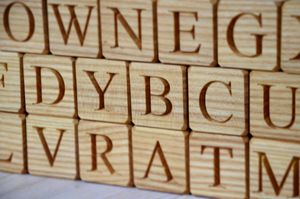 Cubi di <span class=keywords><strong>Legno</strong></span> Personalizzati Lucidati da 1,6 Pollici <span class=keywords><strong>con</strong></span> Lettere dell'Alfabeto, Design Moderno - Product Image 2