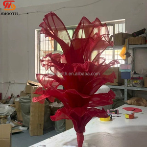 Centro de Mesa para Boda con Flores Gigantes de Organza Transparente y Volantes, Color Morado Soñador, 3 pies de Largo - Product Image 2