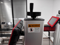 Machine de marquage laser CO2 à focalisation dynamique haute précision pour le codage de codes-barres sur pochettes, cartons et bouteilles avec ligne de convoyage automatisée DWG