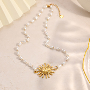 Collier de perles avec pendentif soleil plaqué or 18 carats, chaîne élégante pour clavicule, à porter au quotidien - Product Image 4