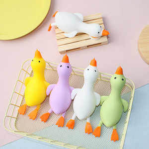 Juguete Antiestrés de Pato para Apretar - Divertido y Peculiar Pato Amarillo para Niños y Adultos, Alivia el Estrés, Material de Vinilo - Product Image 1