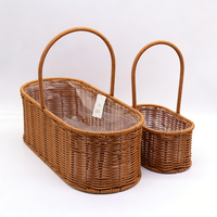 Panier tressé à la main en rotin plastique avec poignée, idéal pour la décoration de mariage, les cadeaux, les paniers de demoiselle d'honneur et les paniers pour femmes pour Noël et les fêtes.