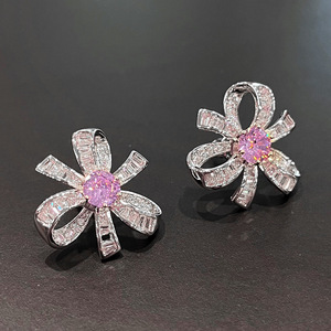 Orecchini a Perno Floreali Rosa per Donne, Graziosi Orecchini a Fiore, Gioielli di Moda Quotidiana - Product Image 2