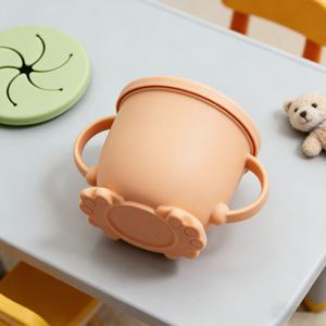 Vente en gros de gobelets à collation pliables en silicone de qualité alimentaire pour bébés et enfants, avec couvercle transparent et poignée - Product Image 4