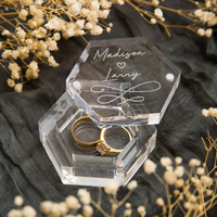 Personalisierte Logo-Gravur Acryl-Ringbox Geschenke für die Braut Hochzeit Kreative Name-Gravur Sechseckige Klare Transparente Paar-Ringbox