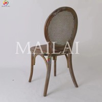 Chaise de salle à manger moderne en rotin rond avec dossier en cannage et structure en bois massif, idéale pour les mariages, événements, banquets et locations.