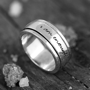 Anillo de Acero Inoxidable T0941, Estilo Rústico, Grabado 'I Am Enough', Unisex, Joyería para Regalo - Product Image 2
