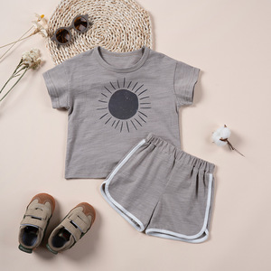 Trendy outfit voor babyjongens, maanprint, zachte katoenen stof, T-shirt met ronde hals en shorts met contrasterende bies, casual <span class=keywords><strong>set</strong></span> - Product Image 1