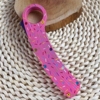 Couteau de camping EDC WJS style Karambit avec poignée donut (rose/noir) – Vis arc-en-ciel à bouton-poussoir et motif mignon à paillettes