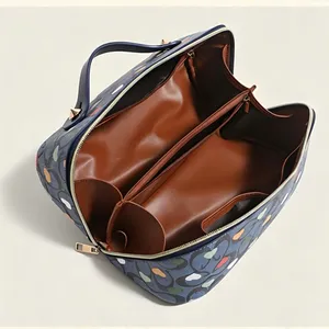 Bolsa de Cosméticos Multifuncional con Estampado de Corazón - Organizador de Maquillaje de Viaje Impermeable de Gran Capacidad con Asa - Product Image 4