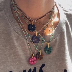 Collar de Lujo con Incrustaciones de Piedras Naturales en Forma de Flor, Chapado en Oro, Aleación de Cobre, Personalizado, para Mujer - Product Image 2