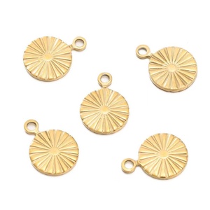 Collier Pendentif Fleur de Soleil Géométrique Plaqué Or en Gros - Product Image 4