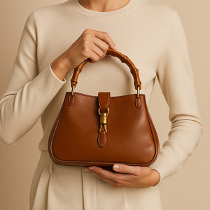 Sac à main de luxe en cuir de vachette pleine fleur avec un coloris marron rétro, une poignée en bambou unique et une boucle de fermeture métallique, pochette de haute qualité - Product Image 1