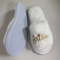 Chaussons de mariée blancs brodés en fourrure, fournitures de mariage pour les chambres des demoiselles d'honneur, cadeaux de douche nuptiale pour femmes