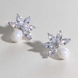 Orecchini a Perno con Motivo Floreale per Donne, Design Elegante con Perline, Accessori per Orecchie da Indossare Quotidianamente - Product Image 1