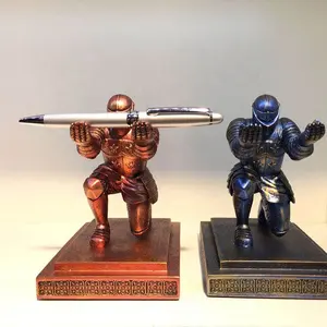 Porte-stylo Chevalier à genoux, Porte-crayon Héros en armure, Statue en bronze, Porte-stylo, Fournitures de papeterie - Product Image 1