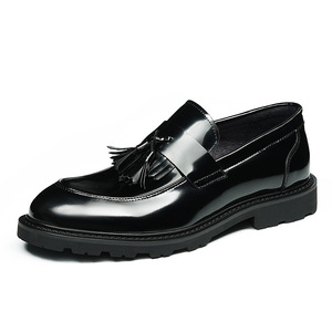 Mocassins noirs de luxe pour hommes en cuir de vachette, à bout rond, à enfiler, avec détails métalliques, pour affaires, occasions formelles et mariage - Product Image 1