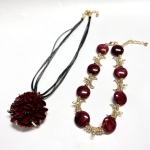 Collar de moda con dije de resina de flor roja, cadena para suéter, cuentas rojas, cabeza de toro, chapado en oro, gargantilla, joyería al por mayor - Product Image 1