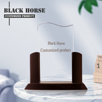 Trophées en cristal K9 de luxe faits à la main en gros, avec logo personnalisé, plaque en cristal transparent imprimée UV, base en bois, tendance mode
