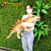 Marionnette à main bébé stégosaure MyDino