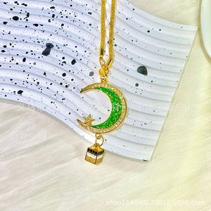 Lámpara Colgante de Metal de Imitación Antigua Moderna y Lujosa con Diseño Único de Medallón Grabado - Product Image 3