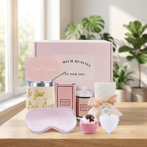 <span class=keywords><strong>Coffret</strong></span> cadeau de spa moderne au parfum de vanille | <span class=keywords><strong>Coffret</strong></span> cadeau de bombe de bain, bougie parfumée et gel pour le <span class=keywords><strong>corps</strong></span> | Cadeau de soins personnels relaxants pour <span class=keywords><strong>femme</strong></span> et maman - Product Image 1