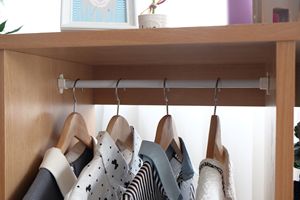 Explore nuestra gama de armarios espaciosos y elegantes. Maximice el almacenamiento del dormitorio con soluciones de armario personalizables disponibles. - Product Image 5