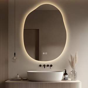 <span class=keywords><strong>Espejo</strong></span> de Baño LED Inteligente Bluetooth, Multifuncional, sin Marco, Antivaho, con Retroiluminación de Patrón Irregular, Personalizado al por Mayor para Hotel - Product Image 1