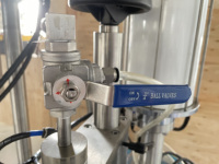 Machine de remplissage semi-automatique pneumatique 3-en-1 pour aérosols BOV (Bag-on-Valve) pour cosmétiques, sprays corporels et canettes de crème solaire