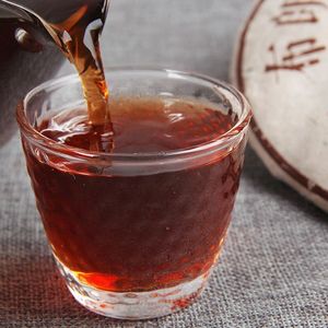 Pastel de té Menghai DaYi 2010 cocido Pu-erh 7572 - Product Image 2