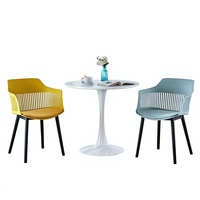 Chaise de salle à manger moderne et décontractée avec dossier en plastique, lattes verticales et accoudoirs ; Confortable pour les restaurants en plein air, les salons de thé et les hôtels