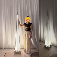 Lampe sur pied artistique haut de gamme moderne et minimaliste pour villa, avec éclairage LED pyramidal, en acier inoxydable et verre, commande par bouton, pour côté canapé, avec fonction lumière et abat-jour